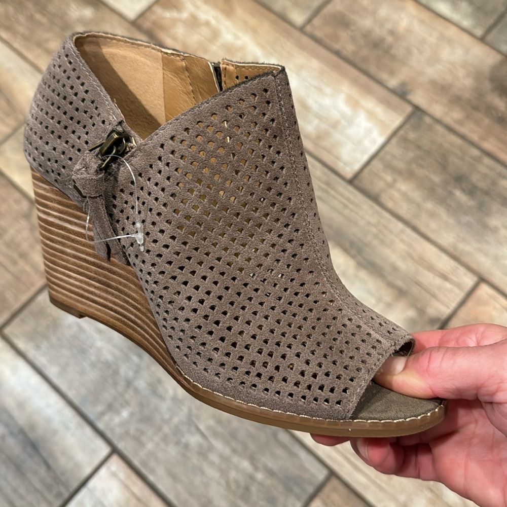 Brand New Lucky Brand Jabilo Leather Perferated Peeptoe Wedge Sandals Size 8.5